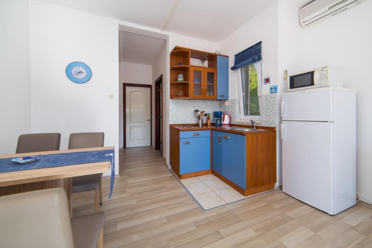 Apartments By The Sea Brist, Makarska - 11078 Exterior photo